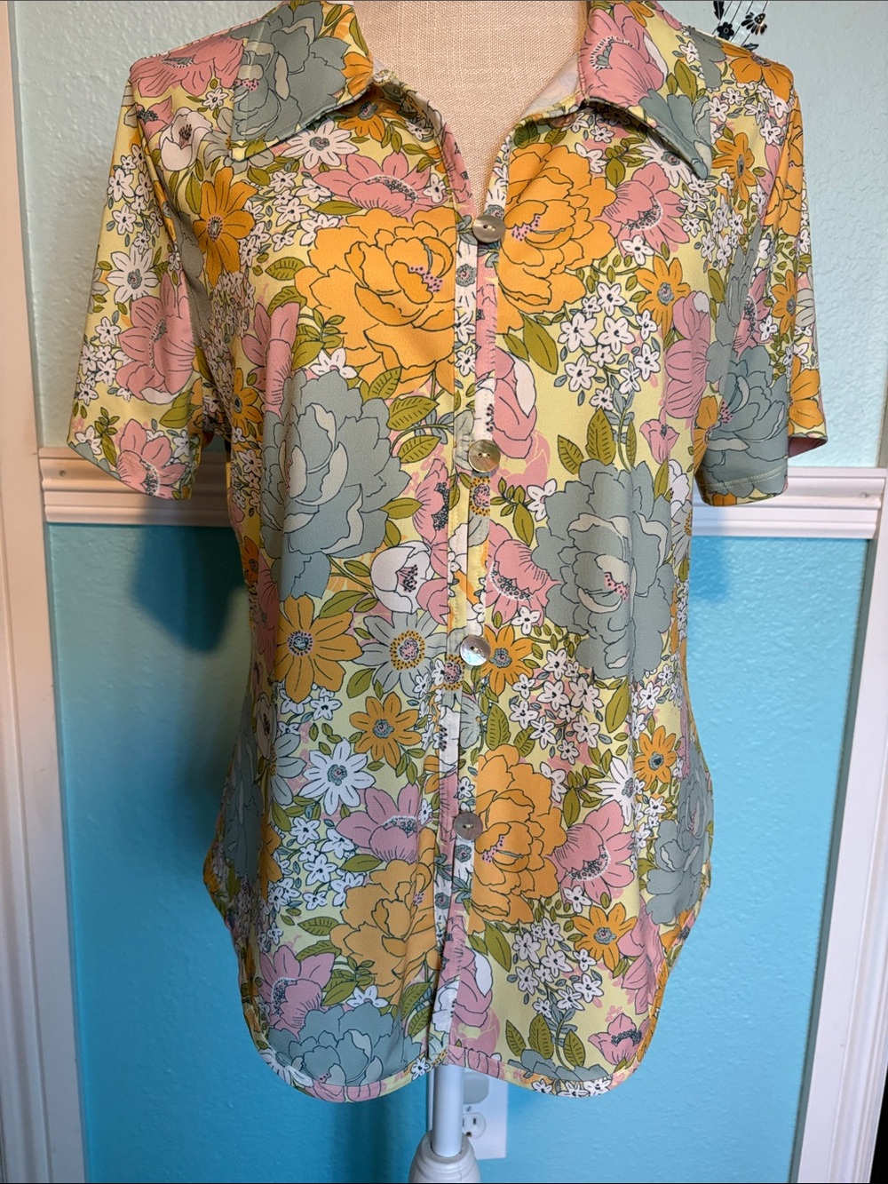 Wayf Floral Button-Front Short Sleeve Top in Yellow, Pink & Sage